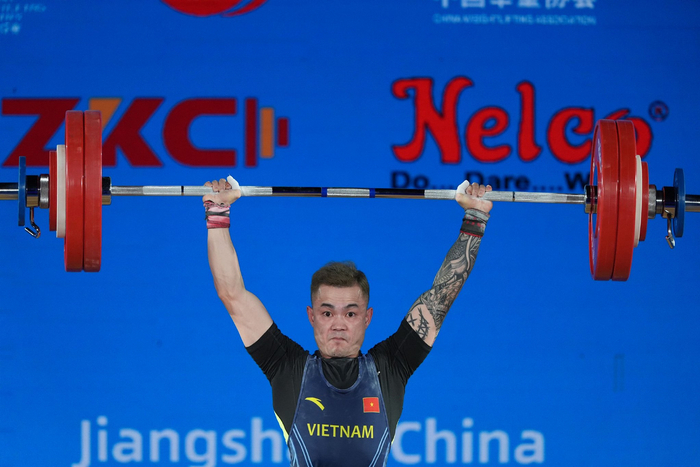 爱游戏官网-哥伦比亚选手在举重比赛中创造奇迹